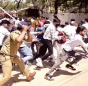 नाेएडा में दूसरे दिन भी श्रमिकाें द्वारा प्रदर्शन से तनाव